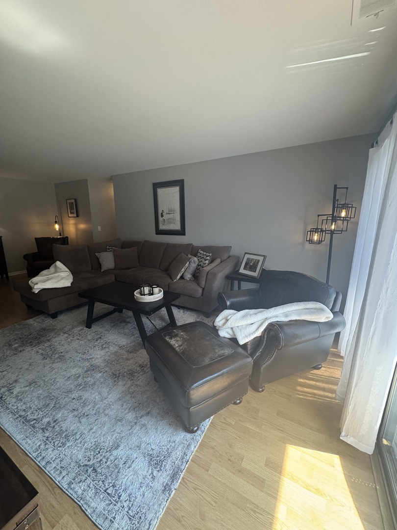 310 W Greenbriar Road #2B, Glen Ellyn, IL 60137