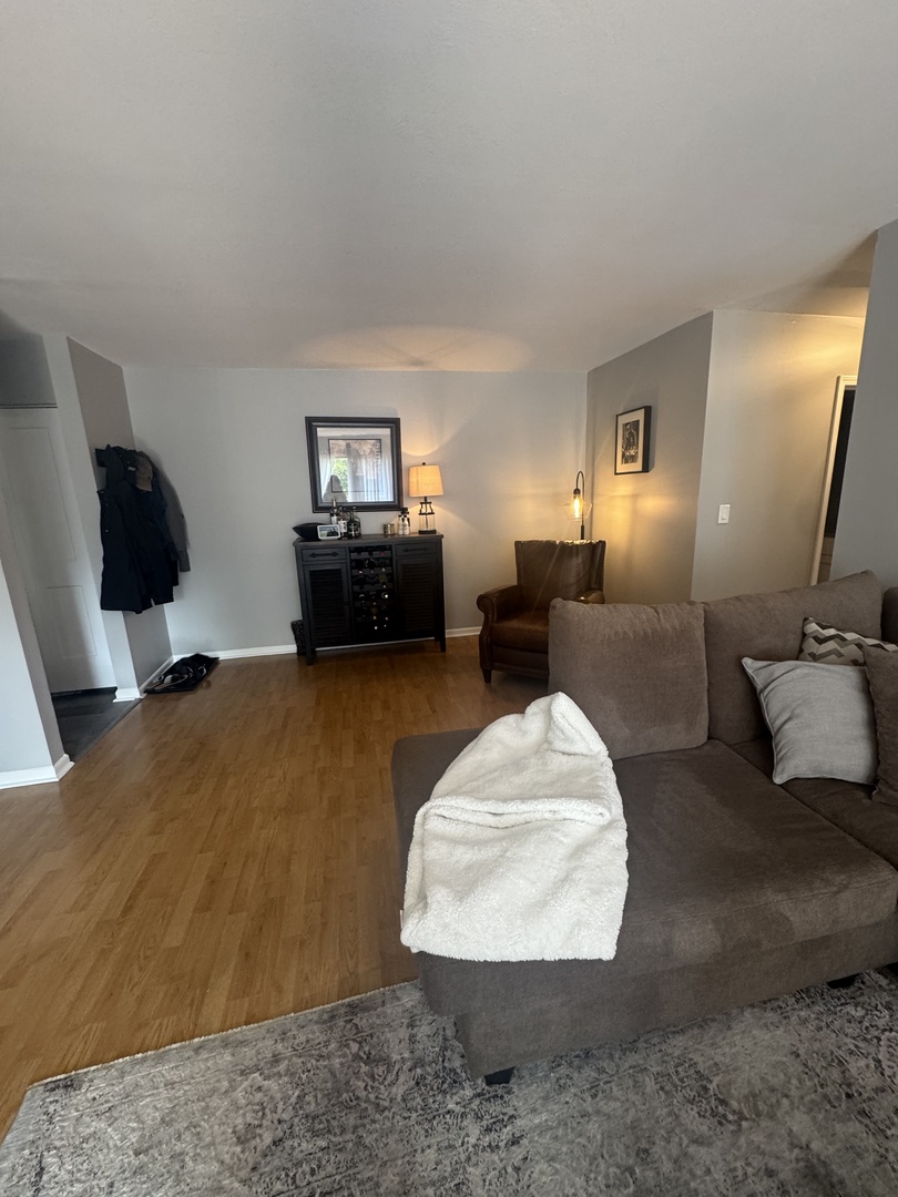 310 W Greenbriar Road #2B, Glen Ellyn, IL 60137
