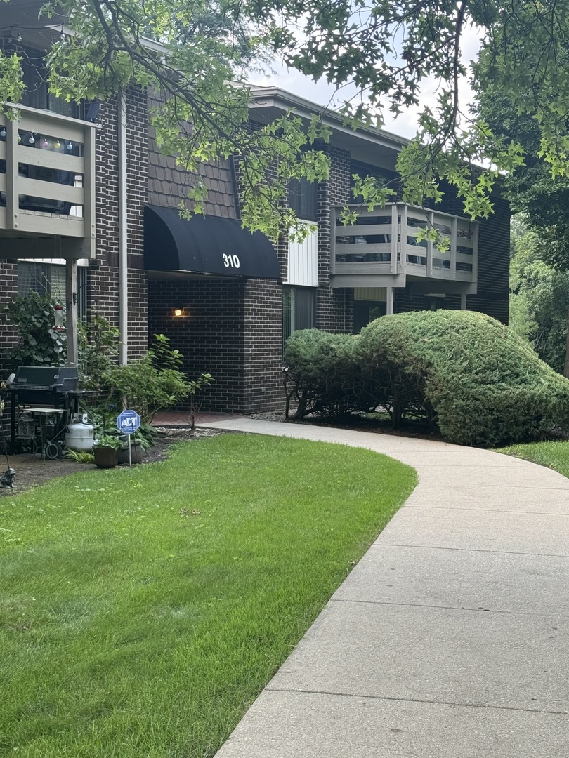 310 W Greenbriar Road #2B, Glen Ellyn, IL 60137