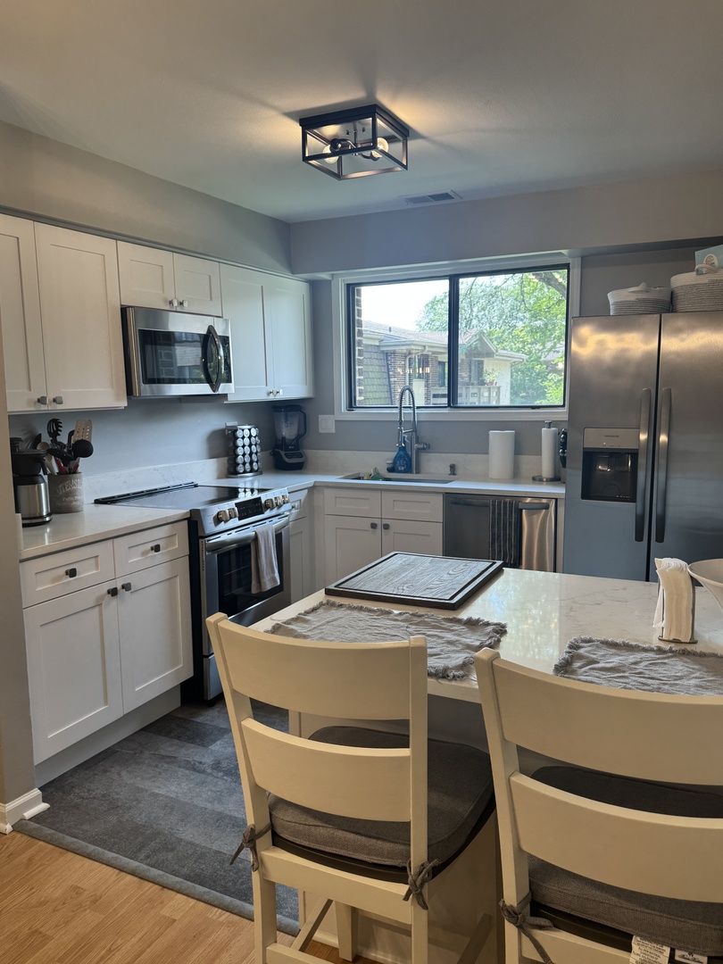 310 W Greenbriar Road #2B, Glen Ellyn, IL 60137