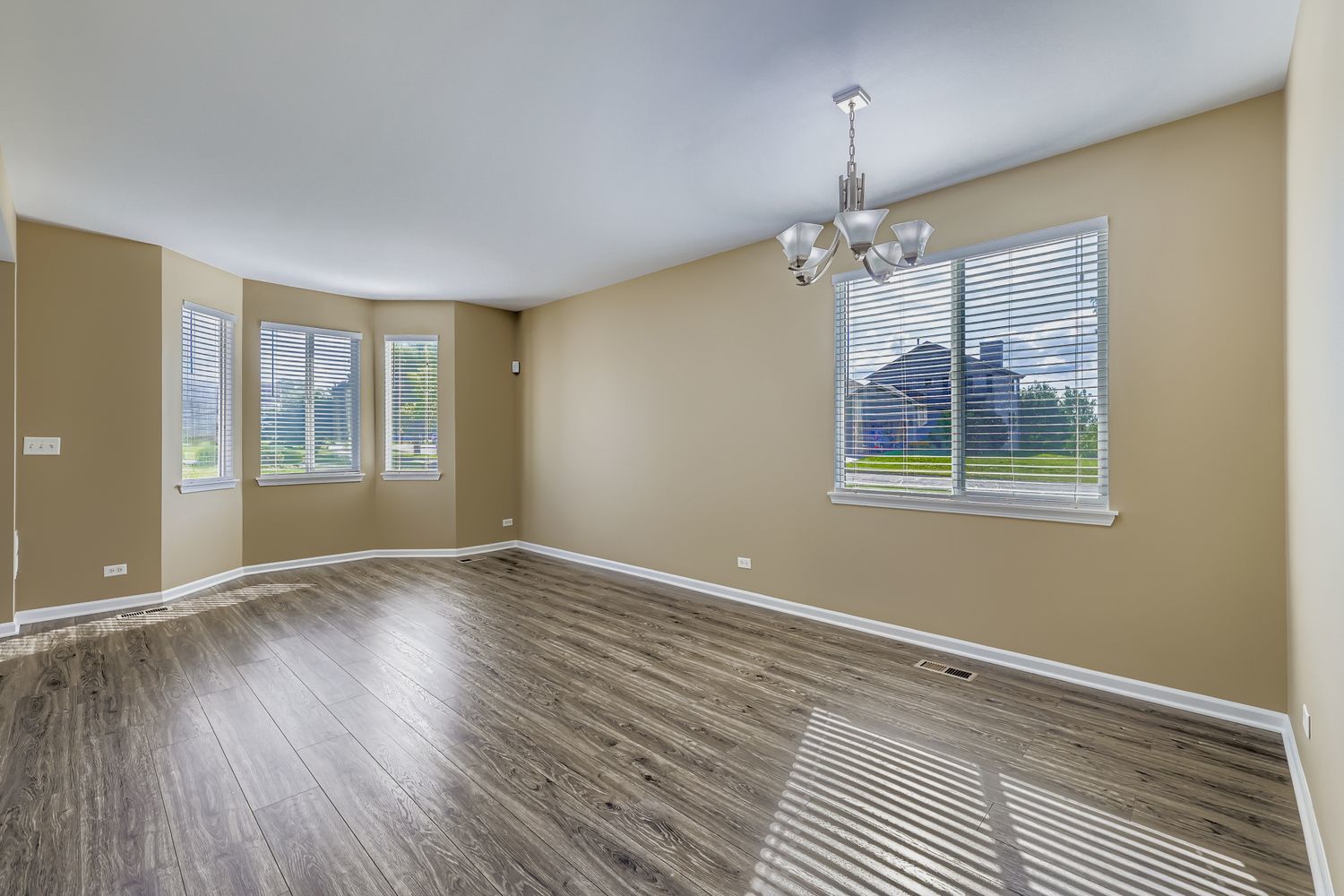 323 W Norwell Lane, Round Lake, IL 60073