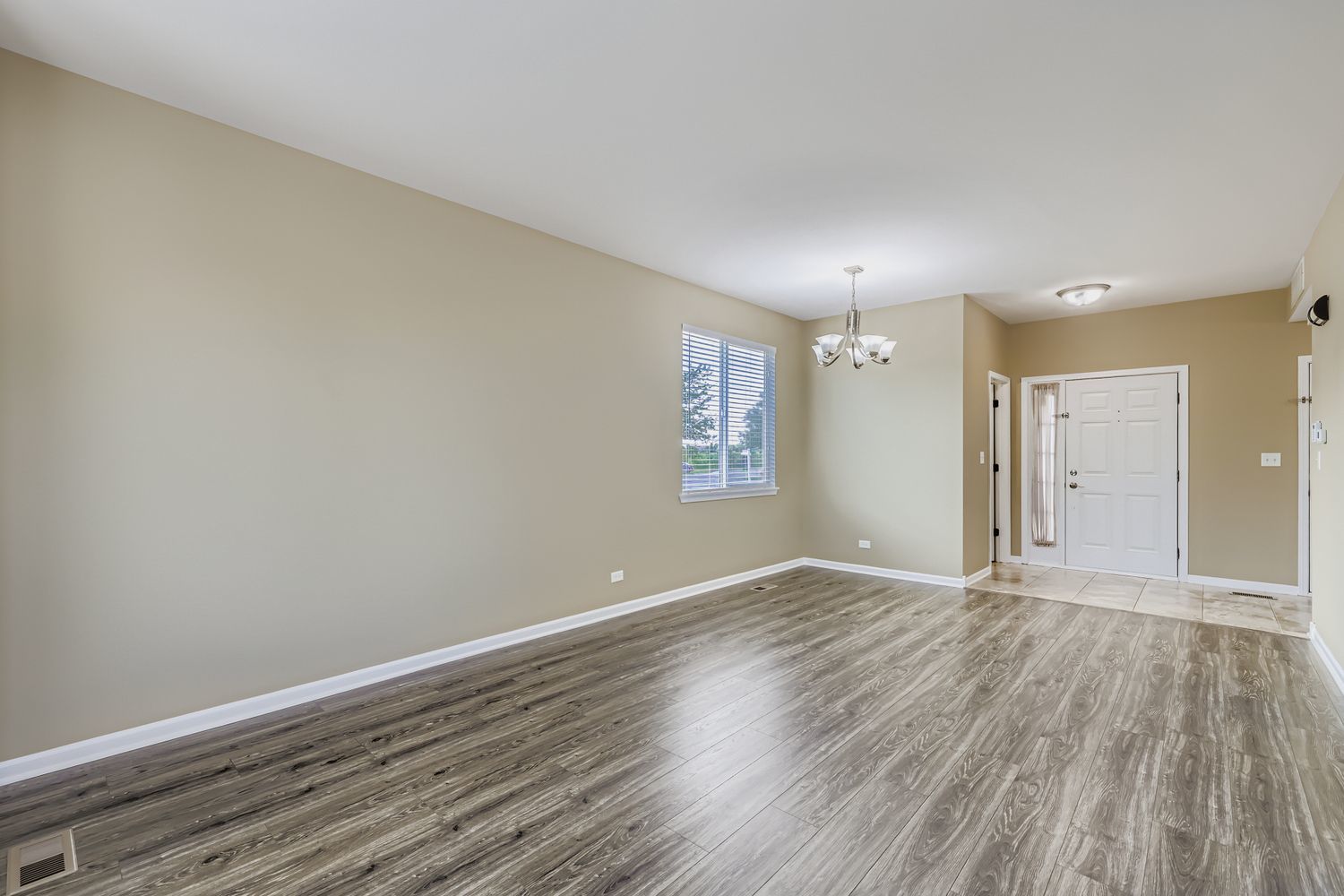 323 W Norwell Lane, Round Lake, IL 60073