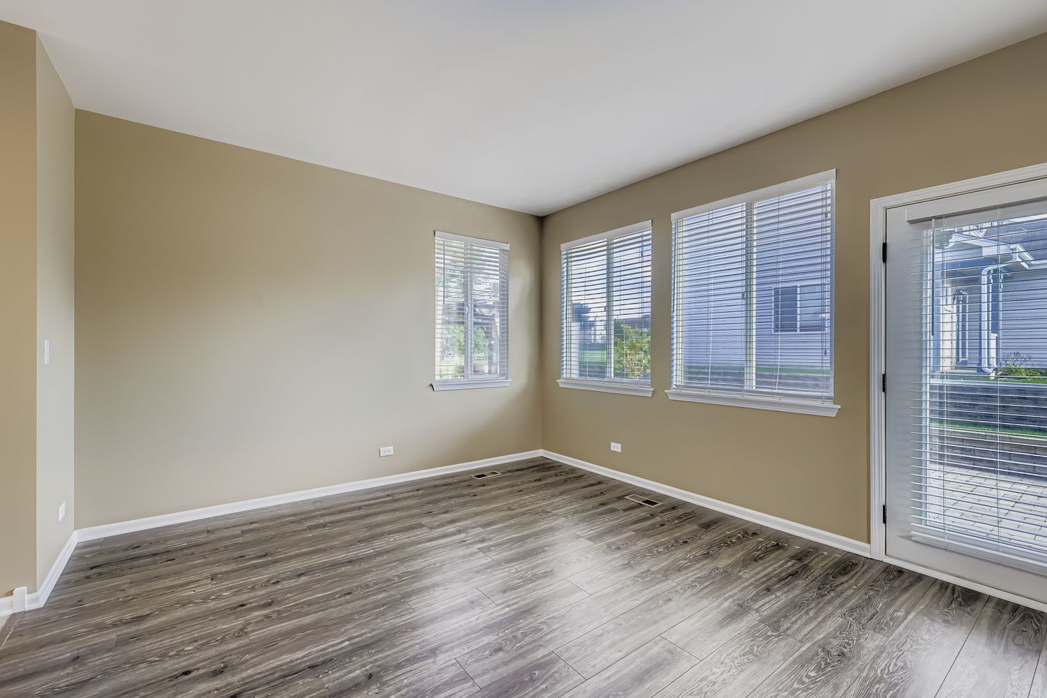 323 W Norwell Lane, Round Lake, IL 60073