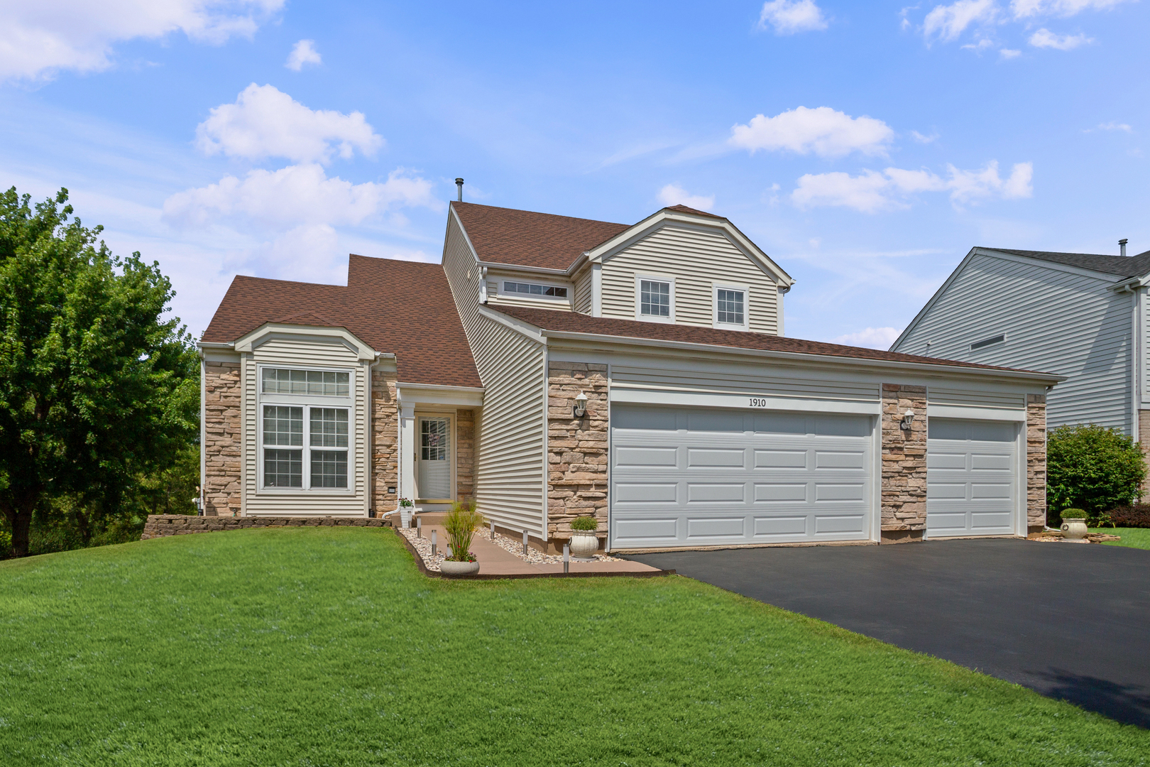 1910 Prairie Path Lane, Carpentersville, IL 60110