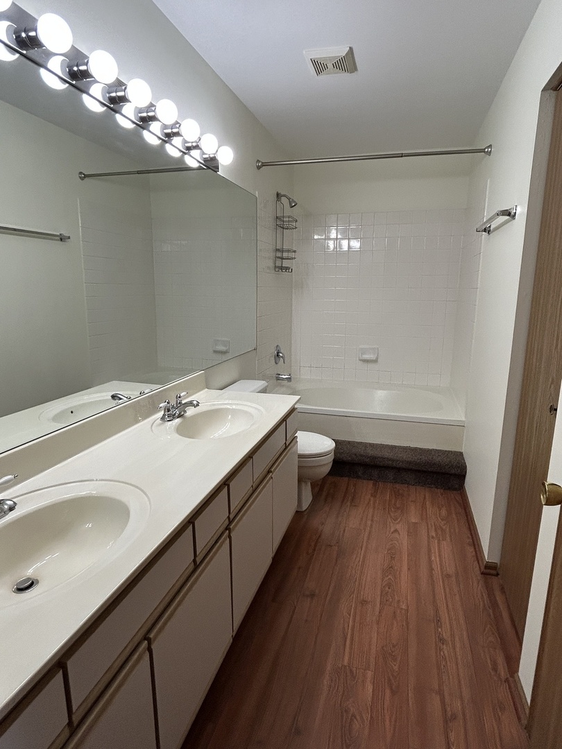 1608 PEBBLE BEACH Circle #1608, Elgin, IL 60123