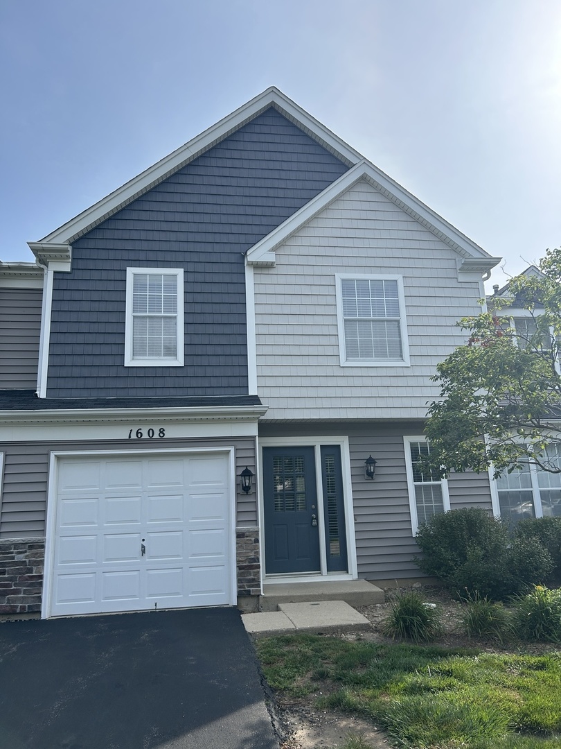 1608 PEBBLE BEACH Circle #1608, Elgin, IL 60123