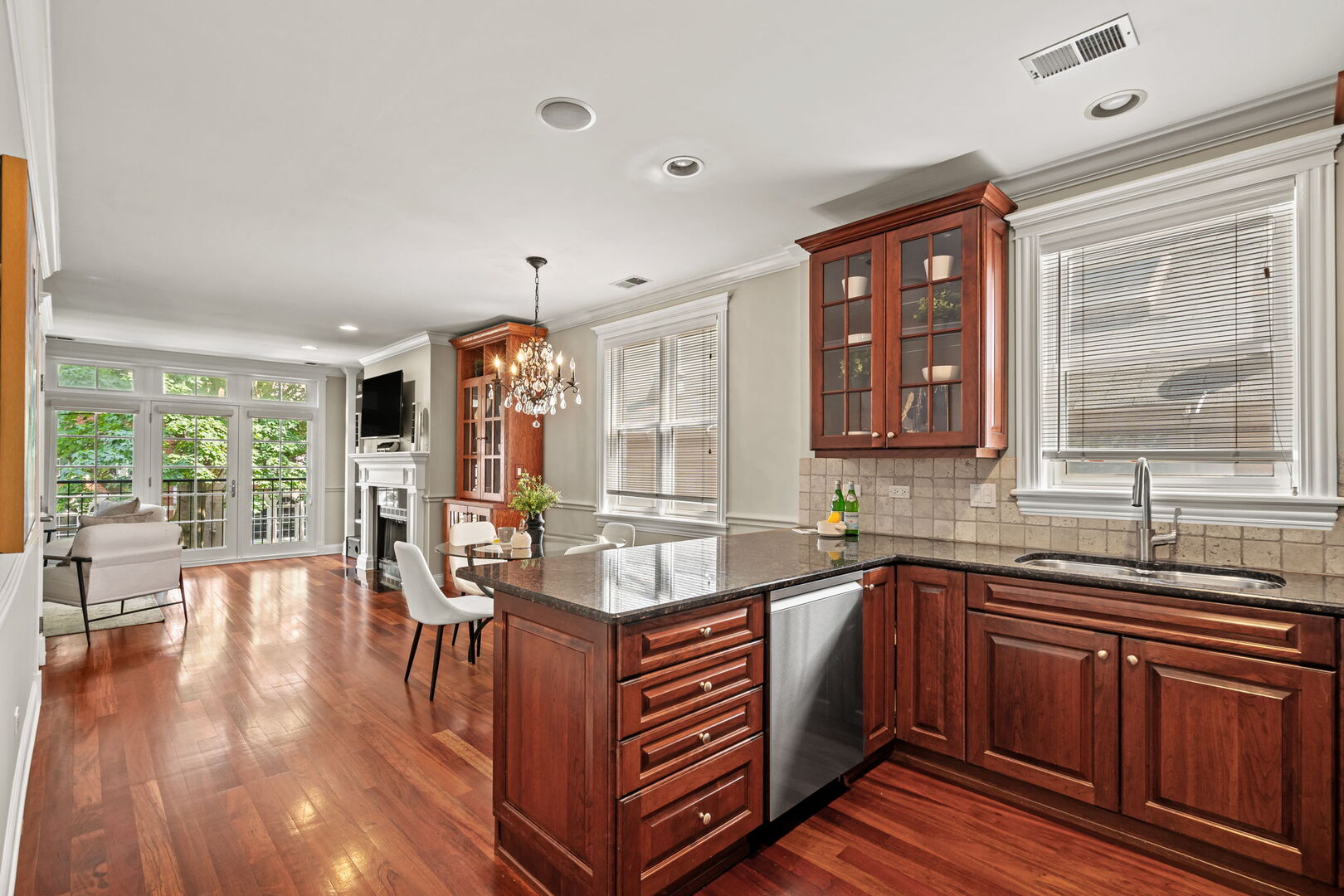 1510 N Cleveland Avenue, Chicago, IL 60610