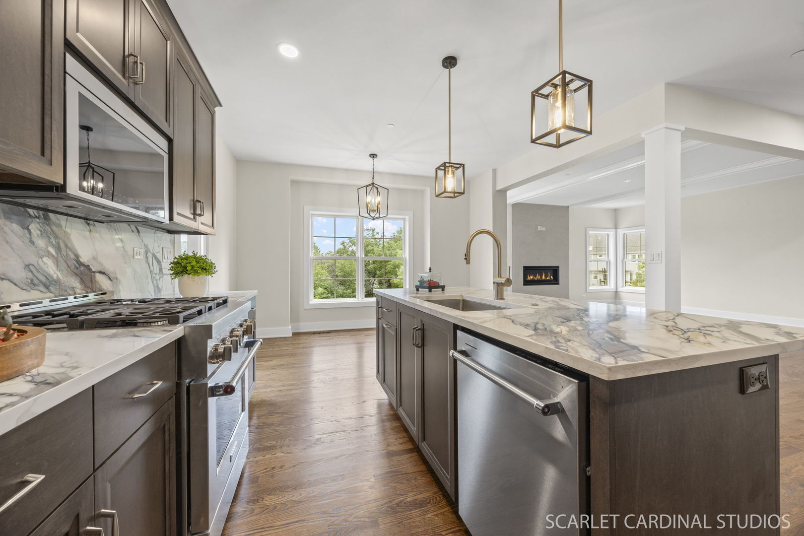 831 Avon Court, Glen Ellyn, IL 60137