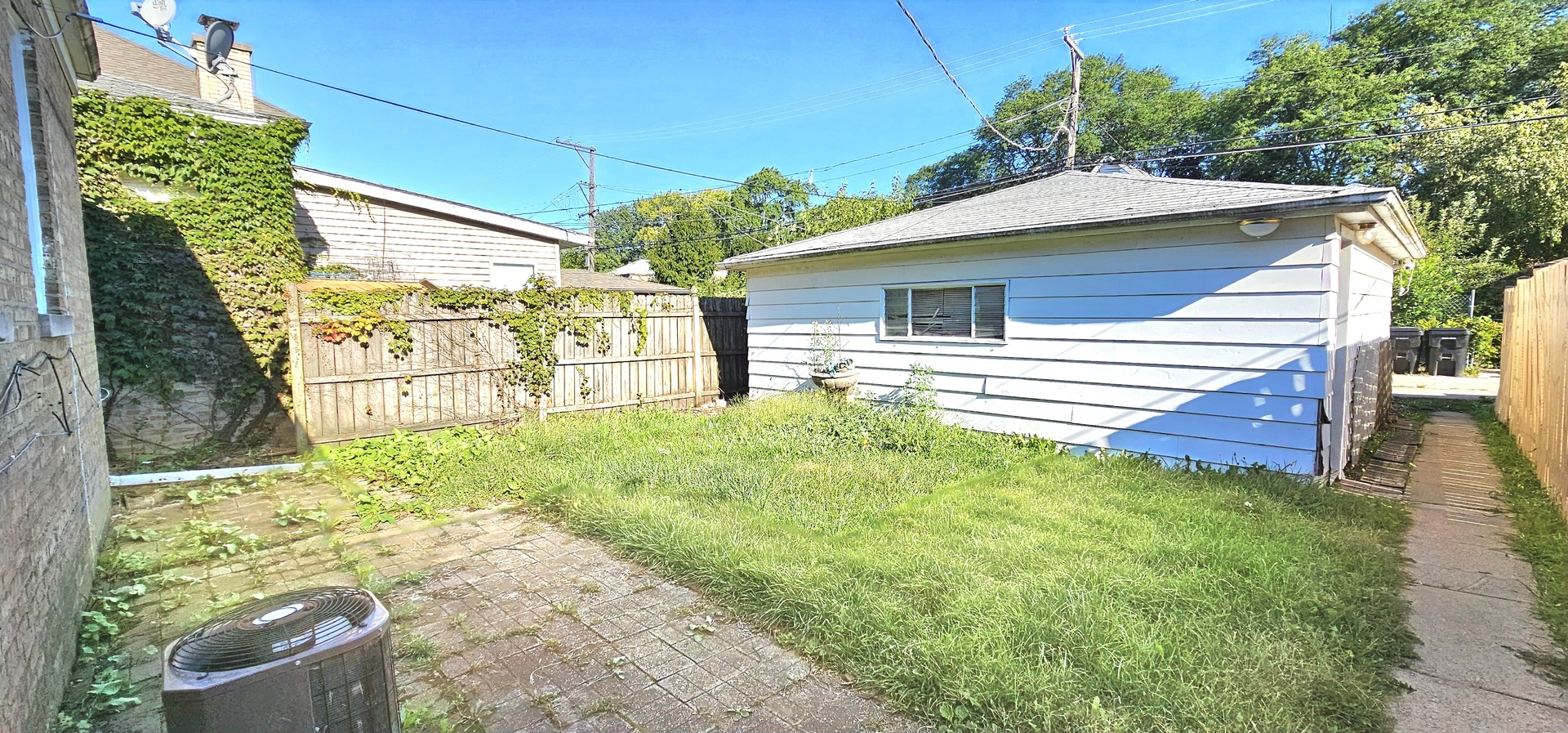 3110 W Jarvis Avenue, Chicago, IL 60645