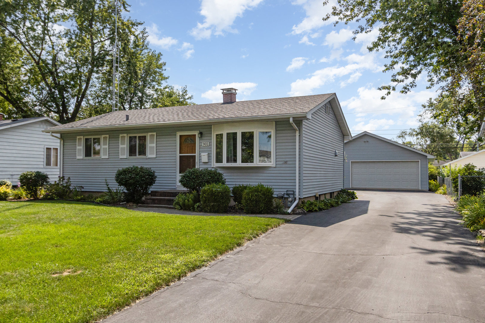 901 Lilac Lane, Joliet, IL 60435