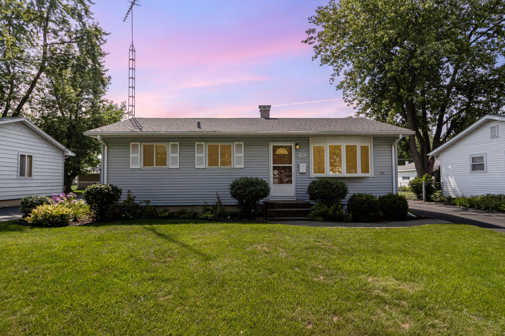 901 Lilac Lane, Joliet, IL 60435