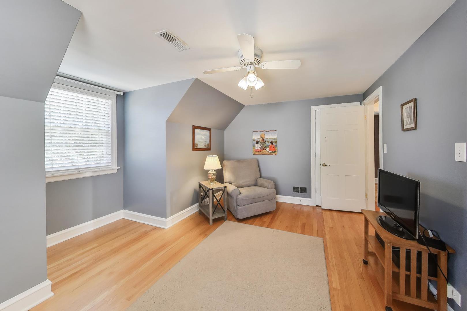586 S Saylor Avenue, Elmhurst, IL 60126