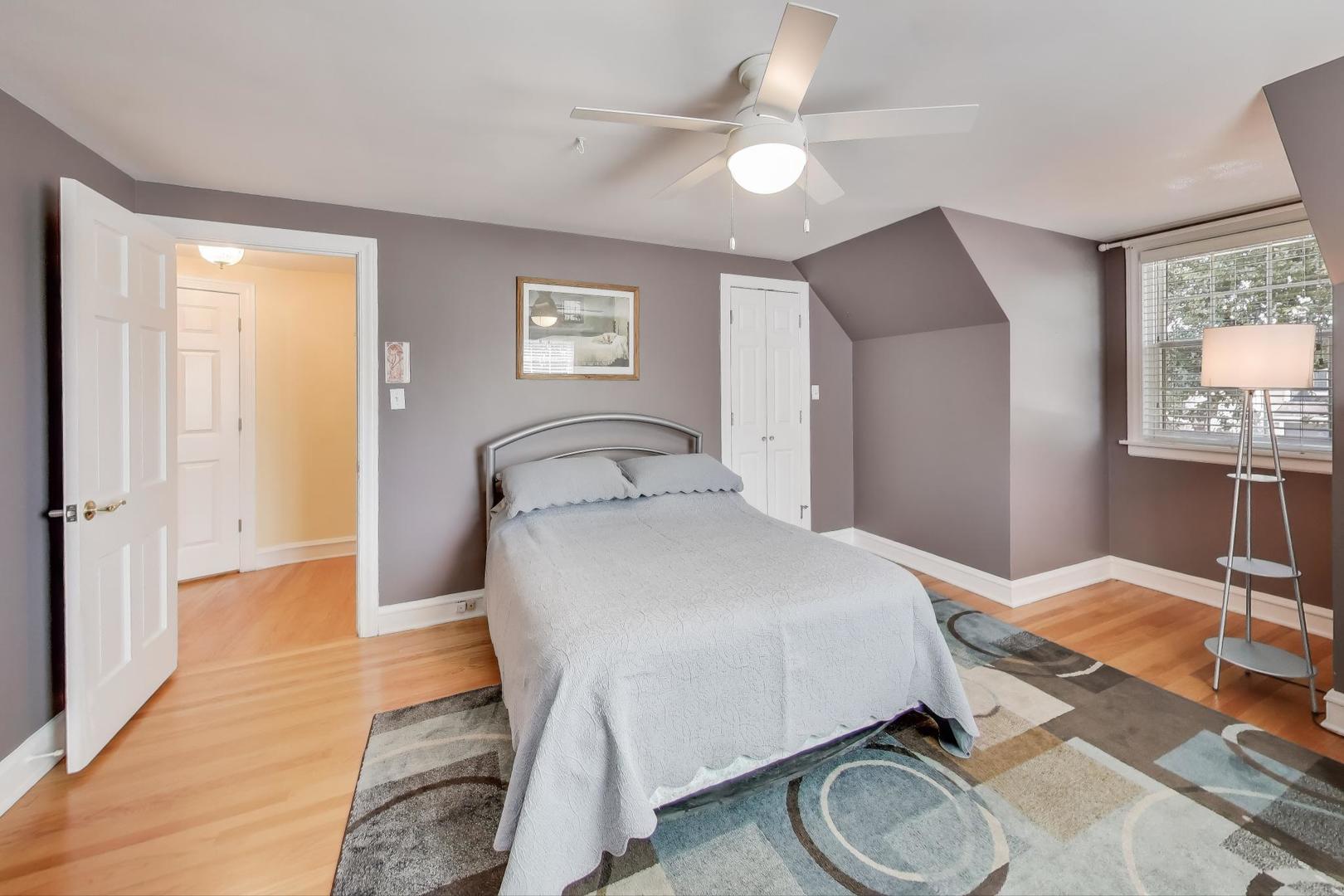 586 S Saylor Avenue, Elmhurst, IL 60126