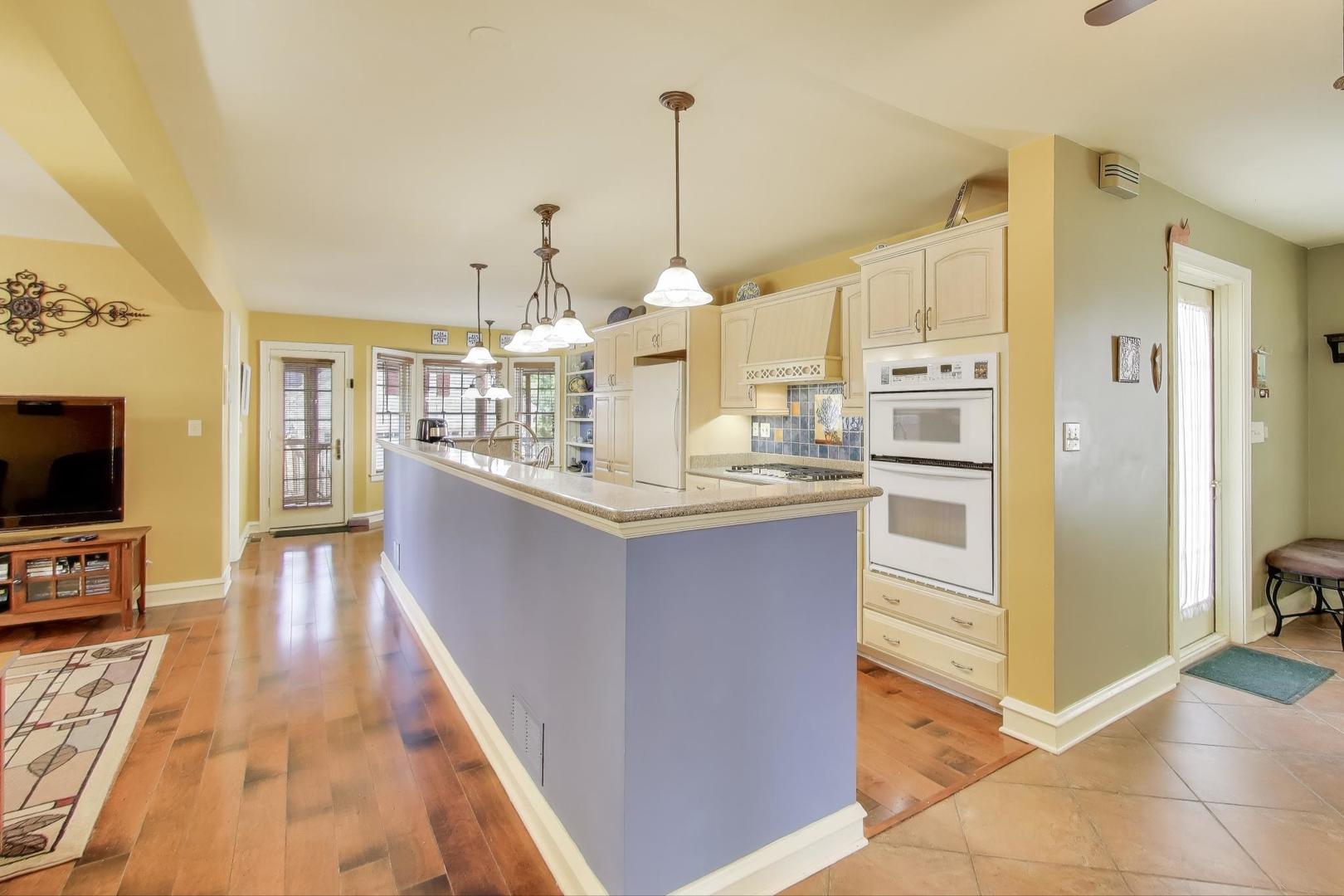 586 S Saylor Avenue, Elmhurst, IL 60126
