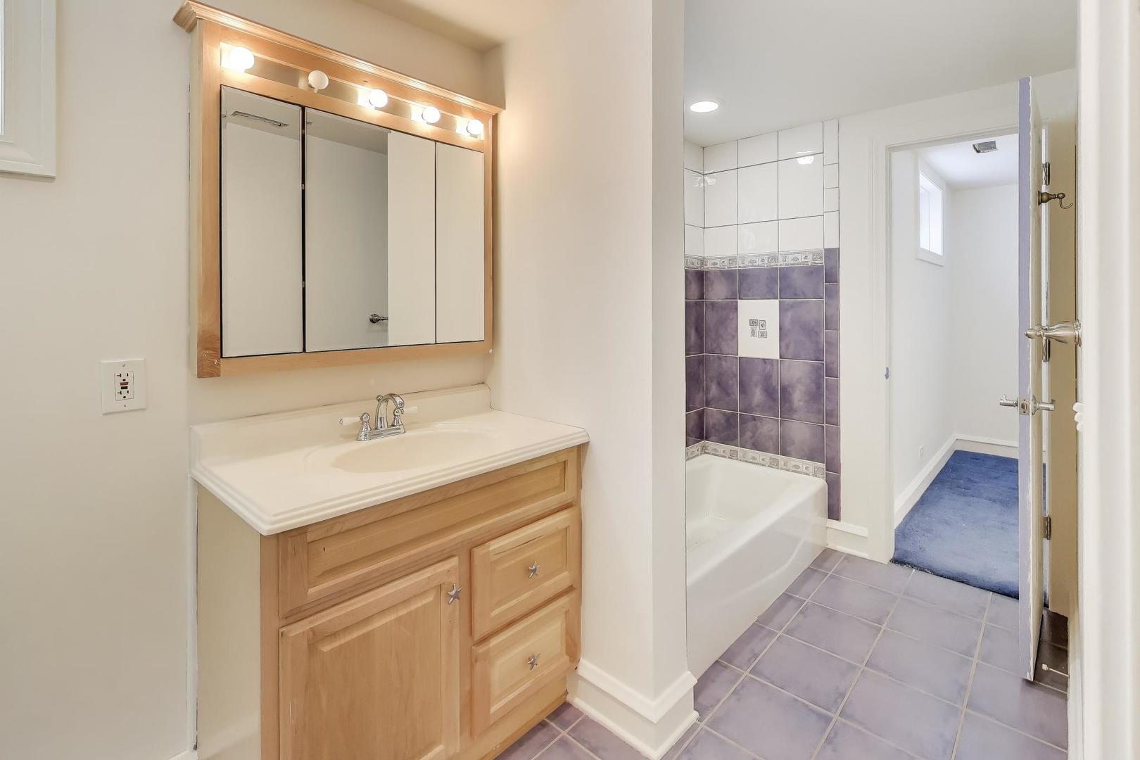 586 S Saylor Avenue, Elmhurst, IL 60126