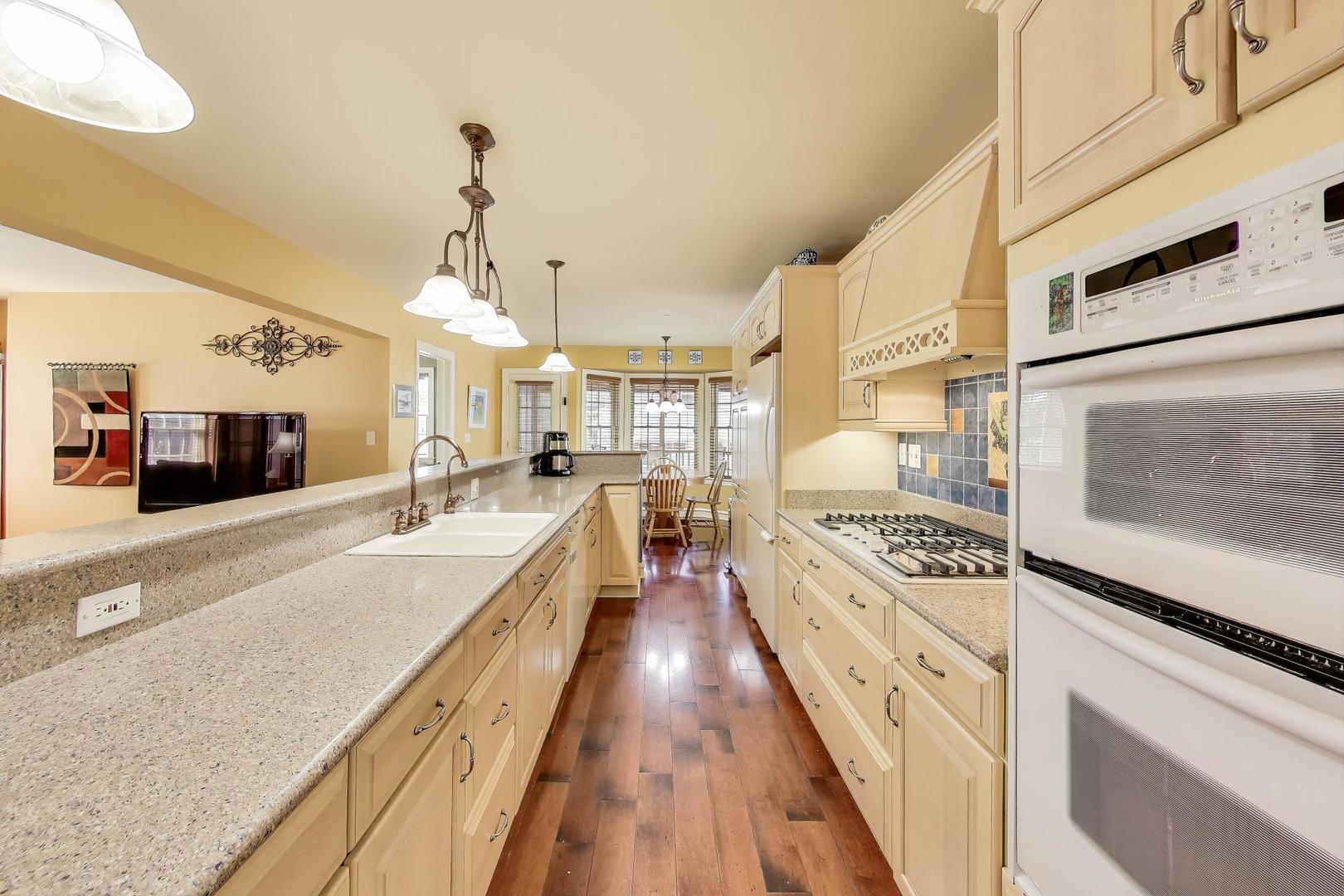 586 S Saylor Avenue, Elmhurst, IL 60126