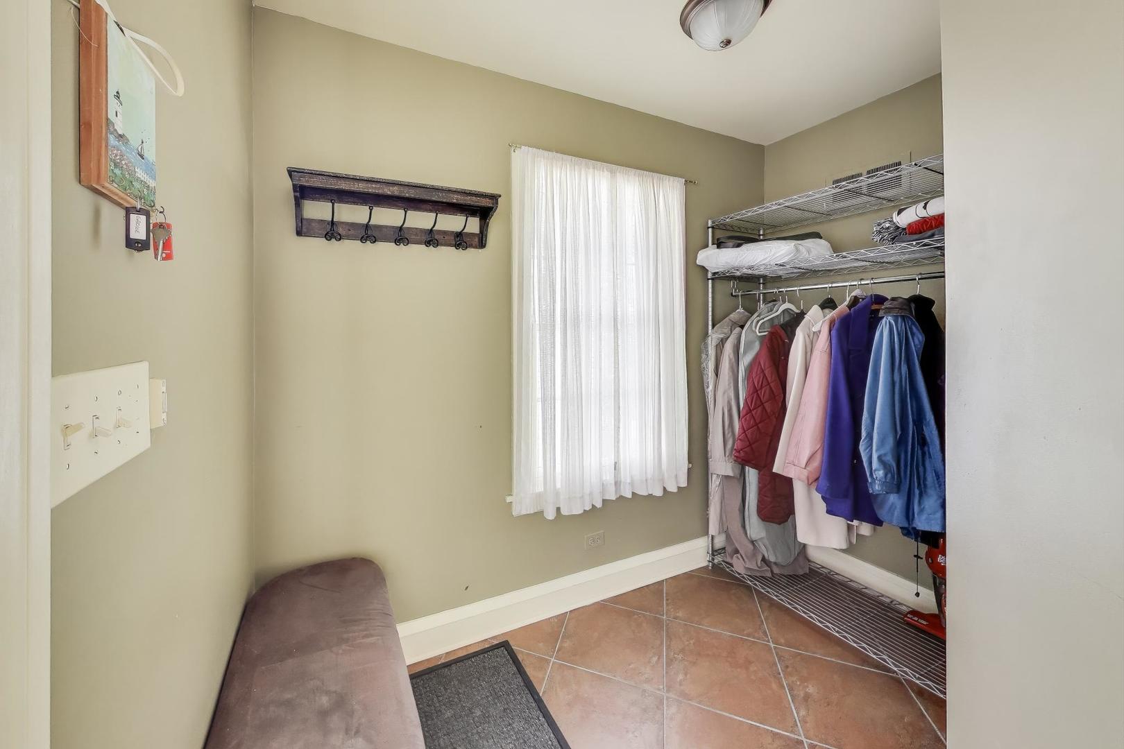 586 S Saylor Avenue, Elmhurst, IL 60126