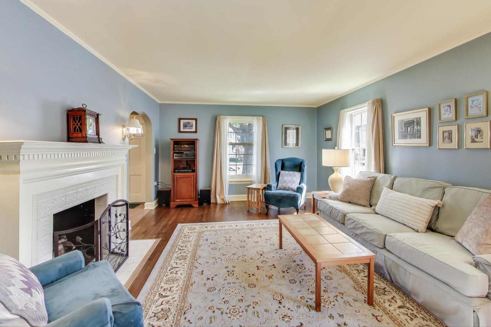 586 S Saylor Avenue, Elmhurst, IL 60126