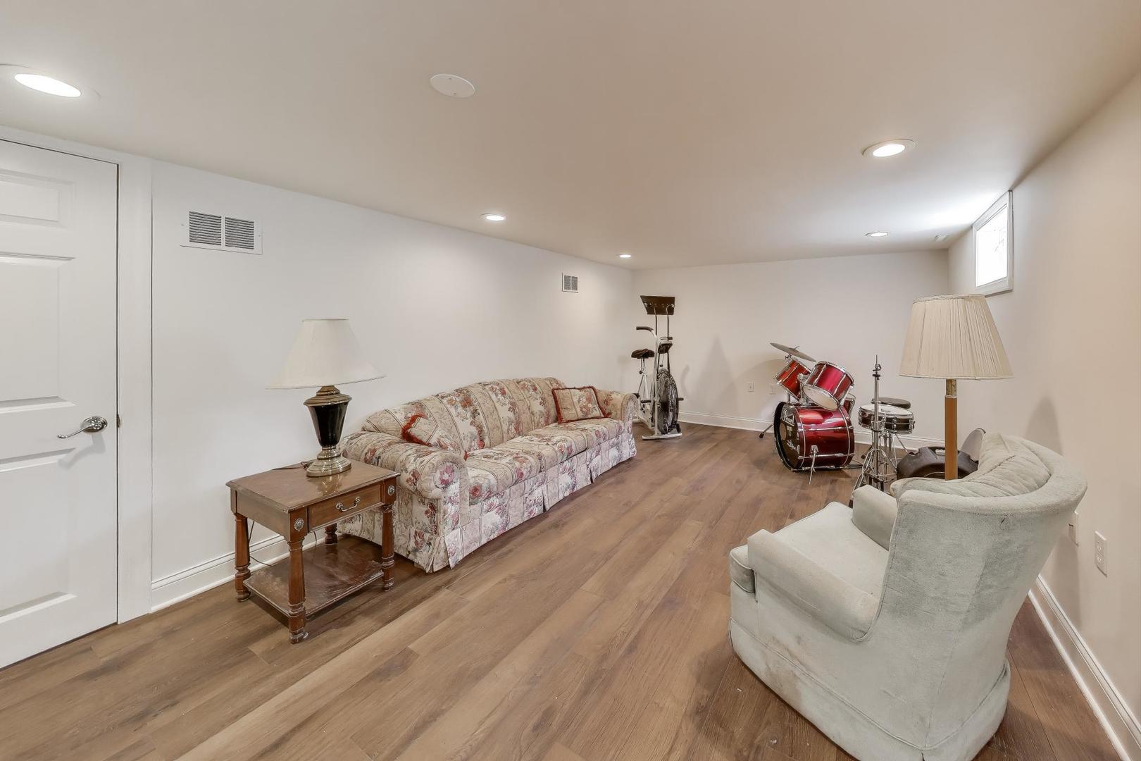 586 S Saylor Avenue, Elmhurst, IL 60126