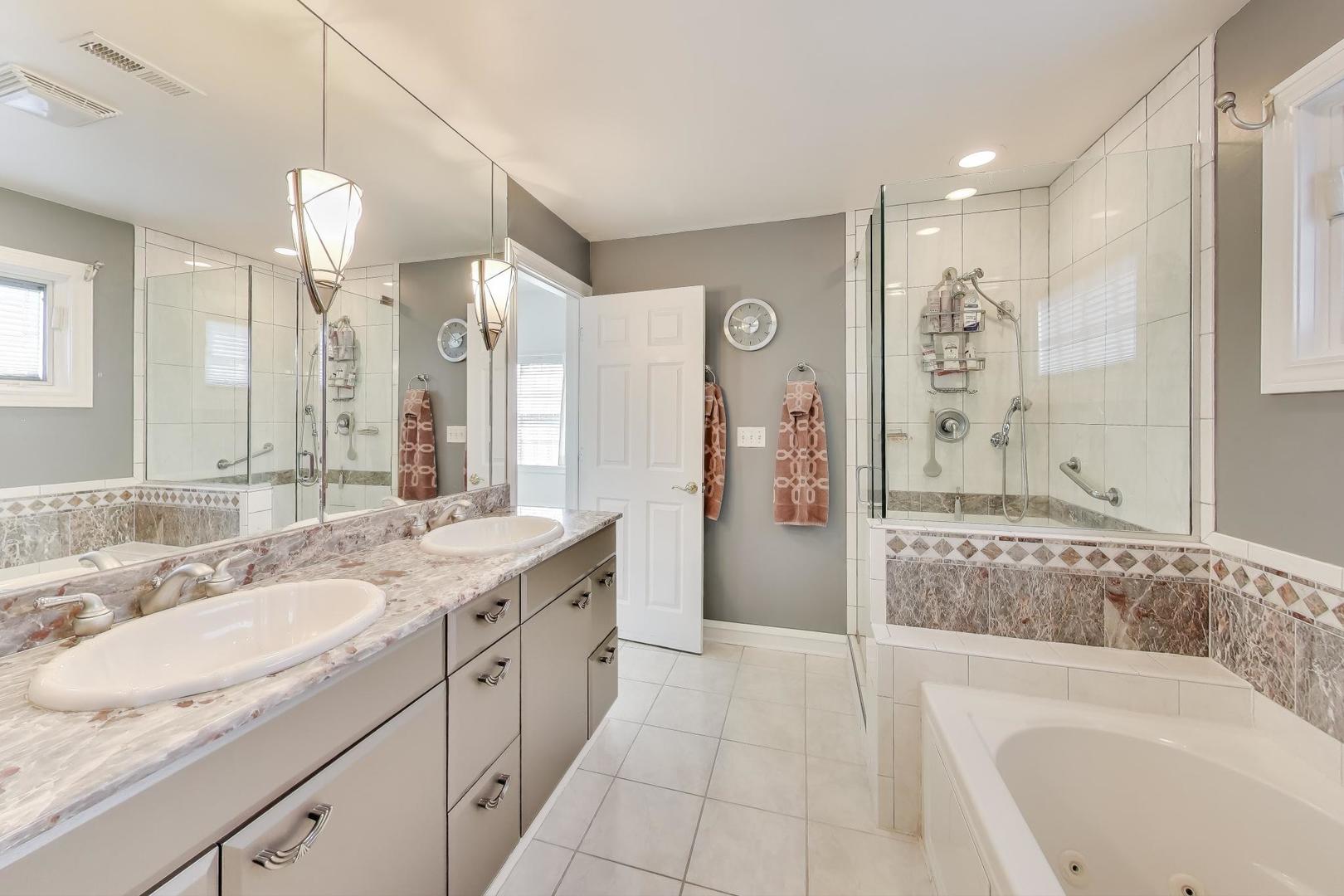 586 S Saylor Avenue, Elmhurst, IL 60126