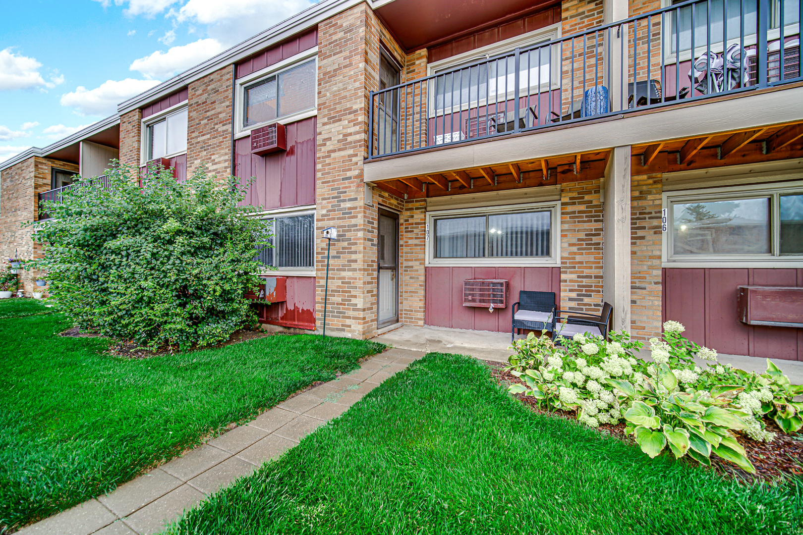 1320 Lore Lane #107B, Lombard, IL 60148