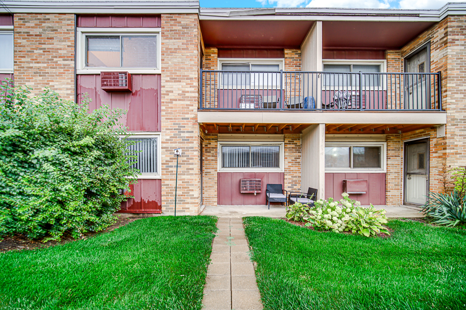 1320 Lore Lane #107B, Lombard, IL 60148