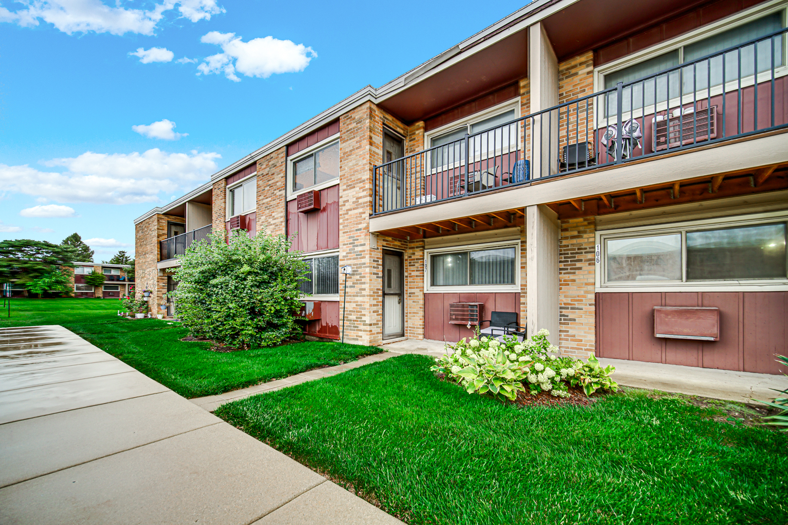 1320 Lore Lane #107B, Lombard, IL 60148