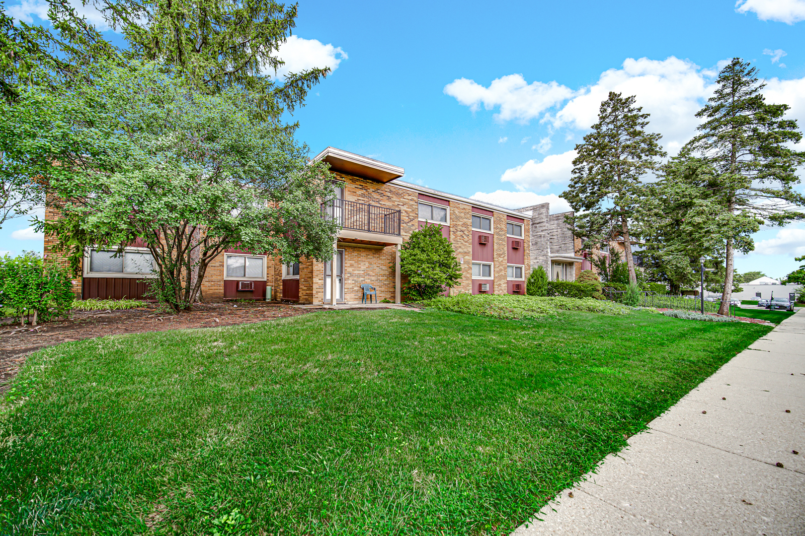 1320 Lore Lane #107B, Lombard, IL 60148