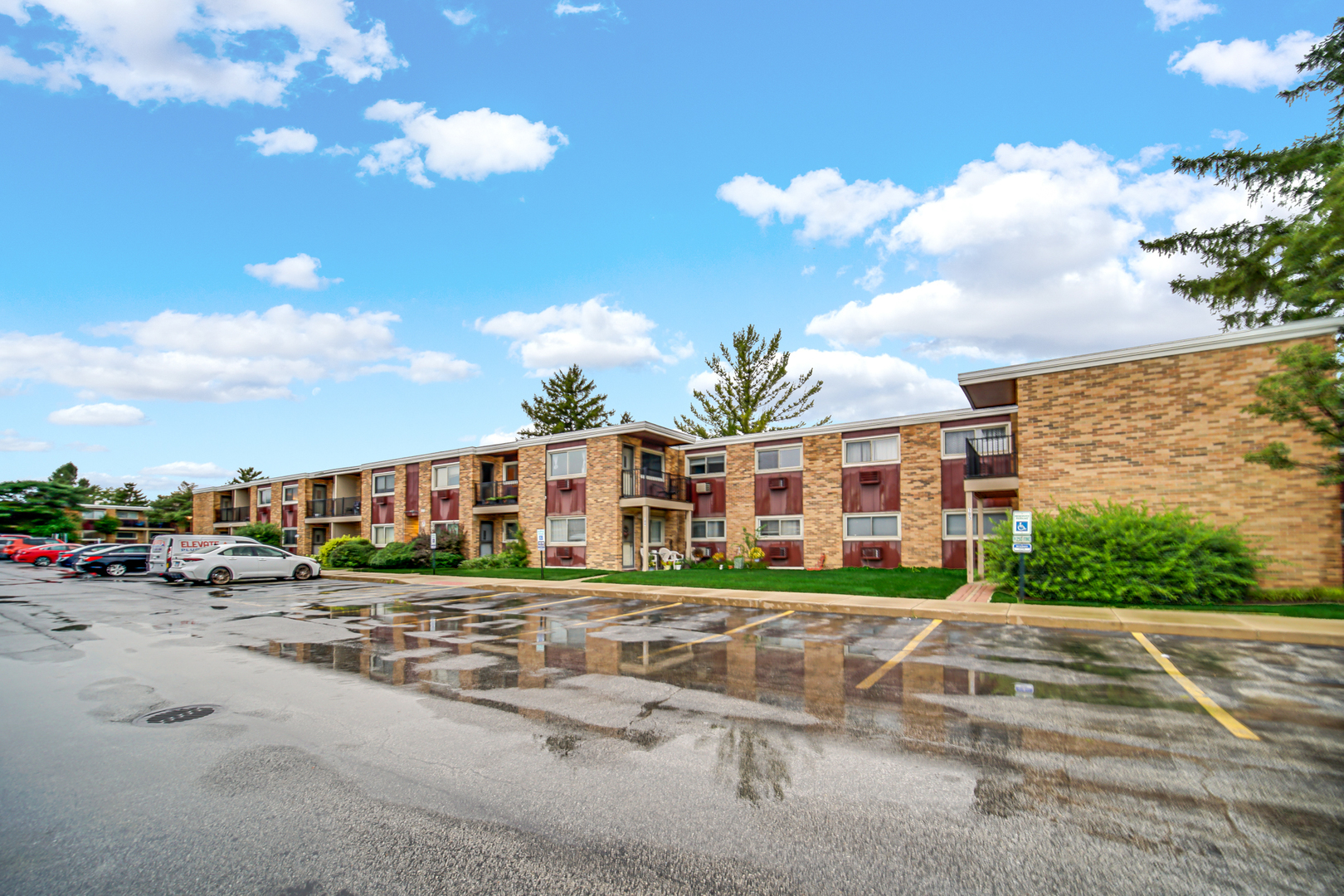 1320 Lore Lane #107B, Lombard, IL 60148