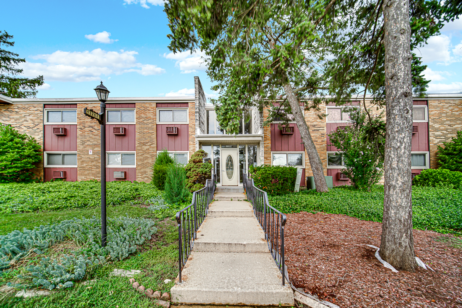 1320 Lore Lane #107B, Lombard, IL 60148