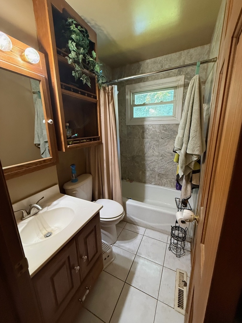 242 Thompson Avenue, Winthrop Harbor, IL 60096