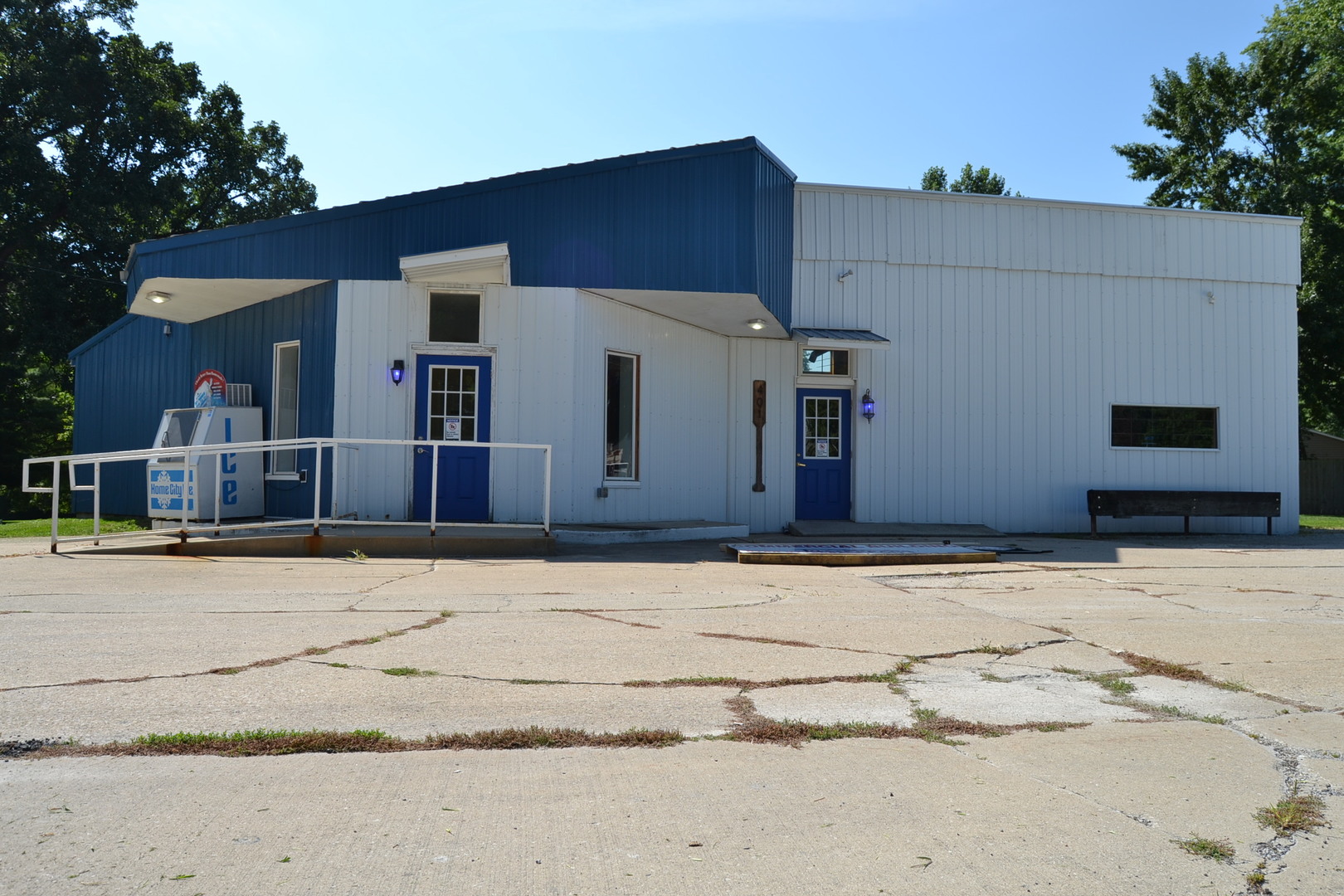 401 W Clinton Avenue, Farmer City, IL 61842