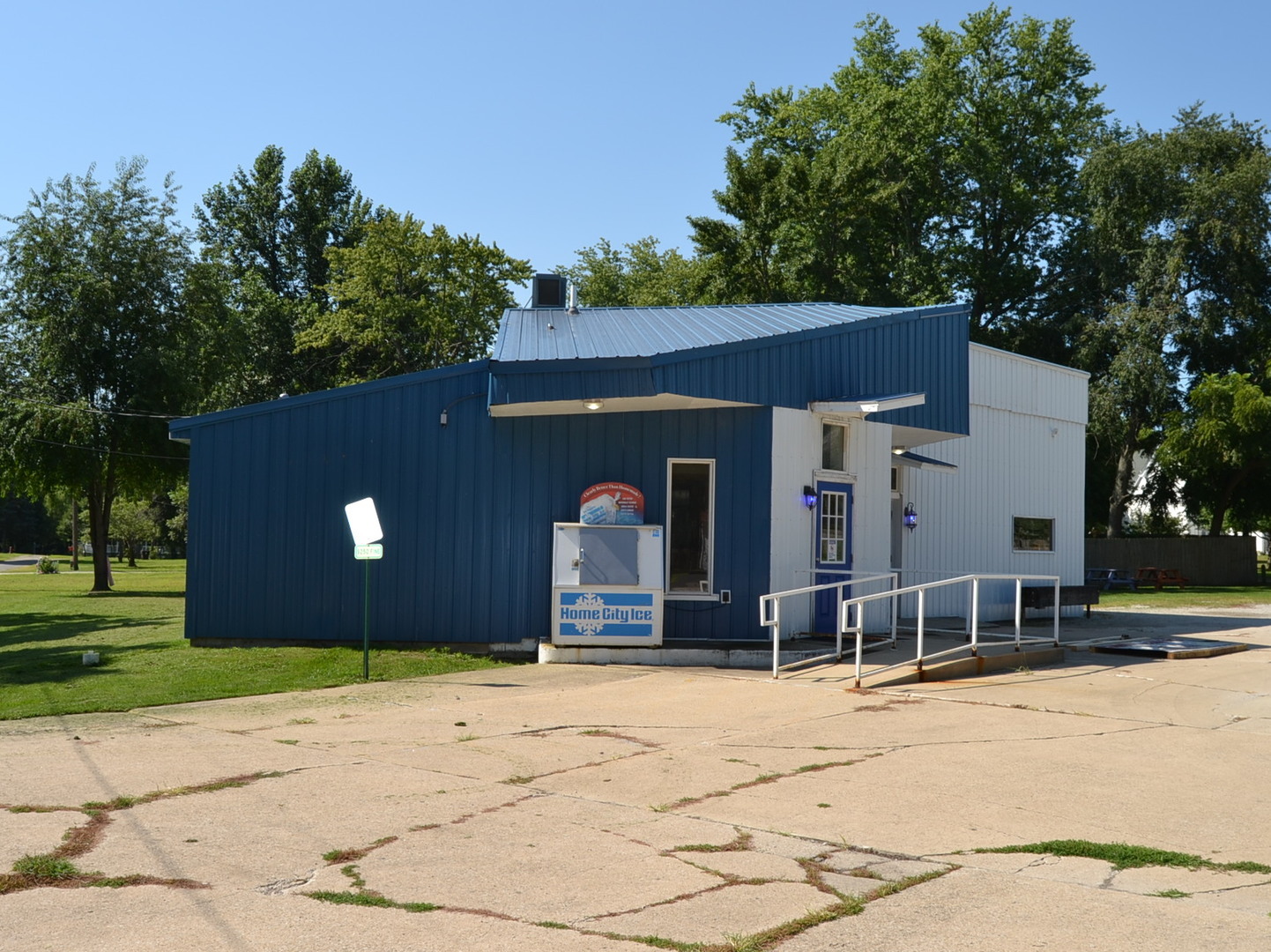 401 W Clinton Avenue, Farmer City, IL 61842