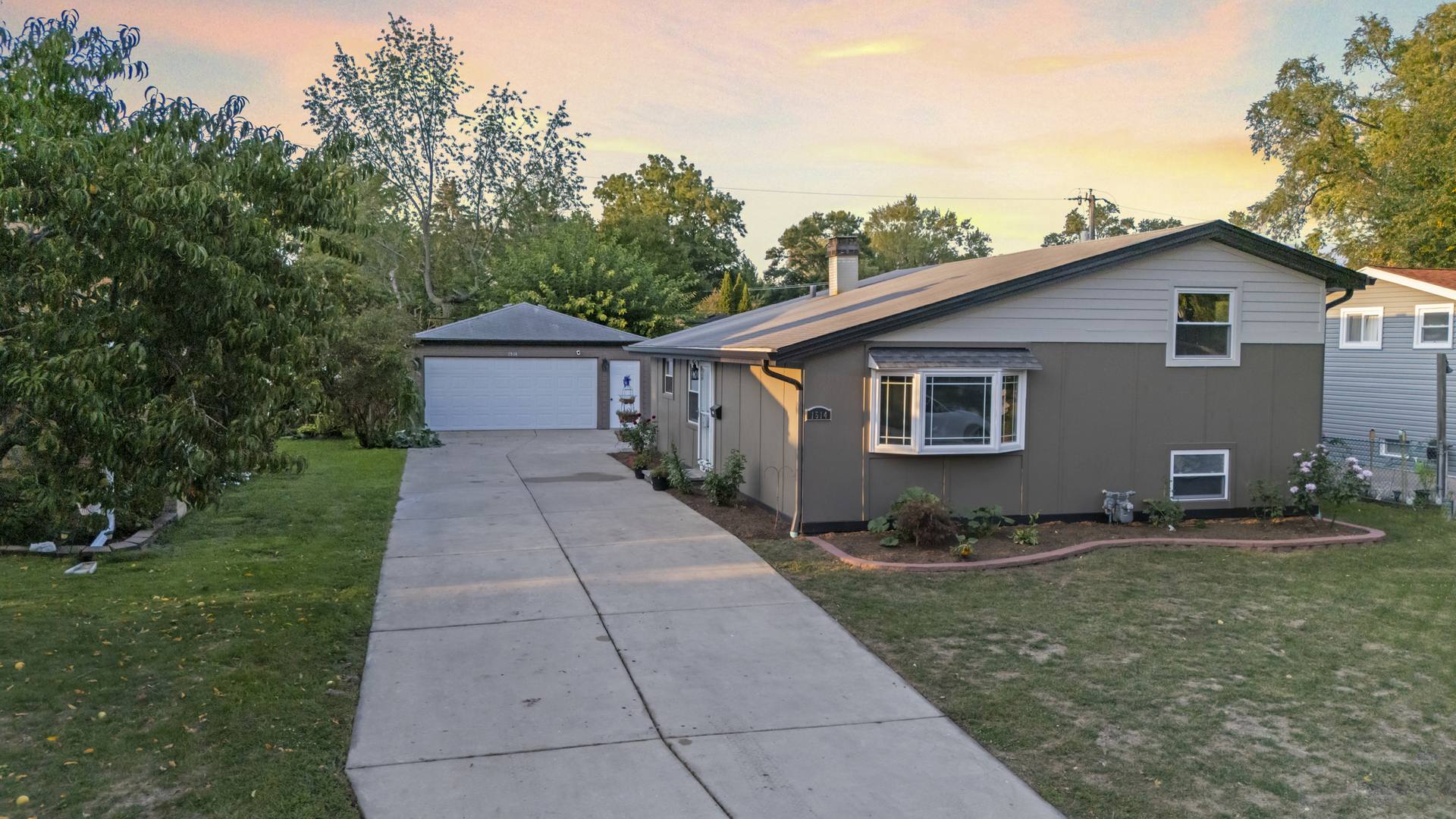 1514 Amarillo Drive, Carpentersville, IL 60110
