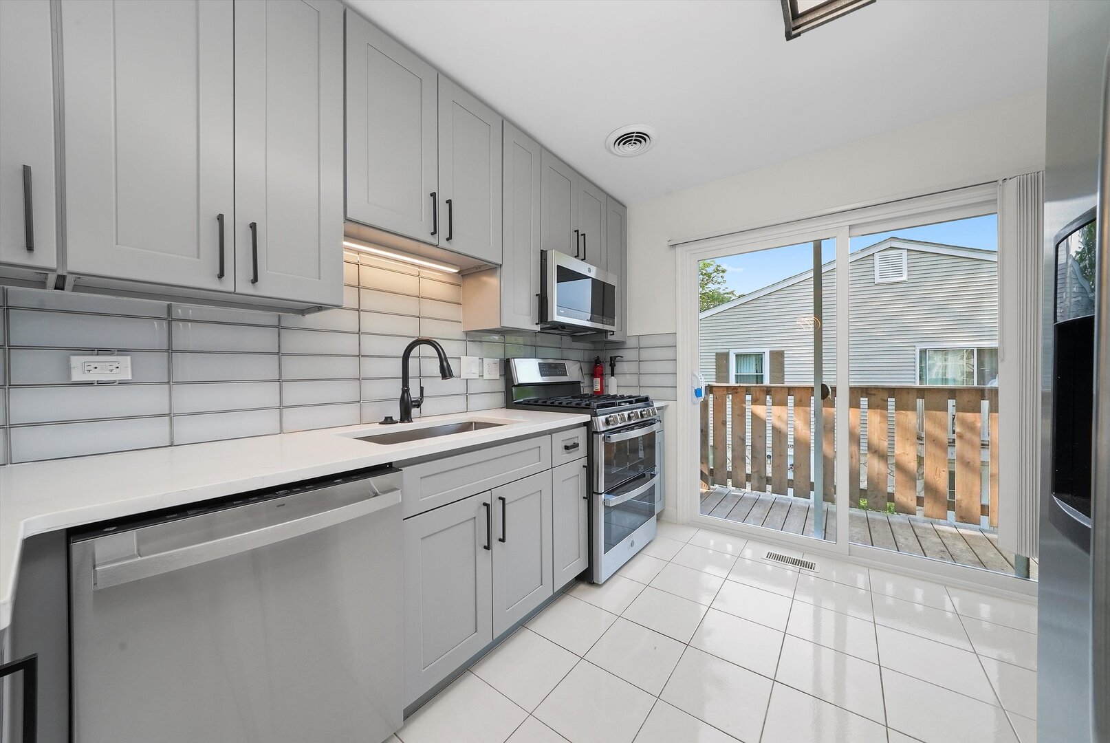 1021 Brunswick Harbor #1021, Schaumburg, IL 60193
