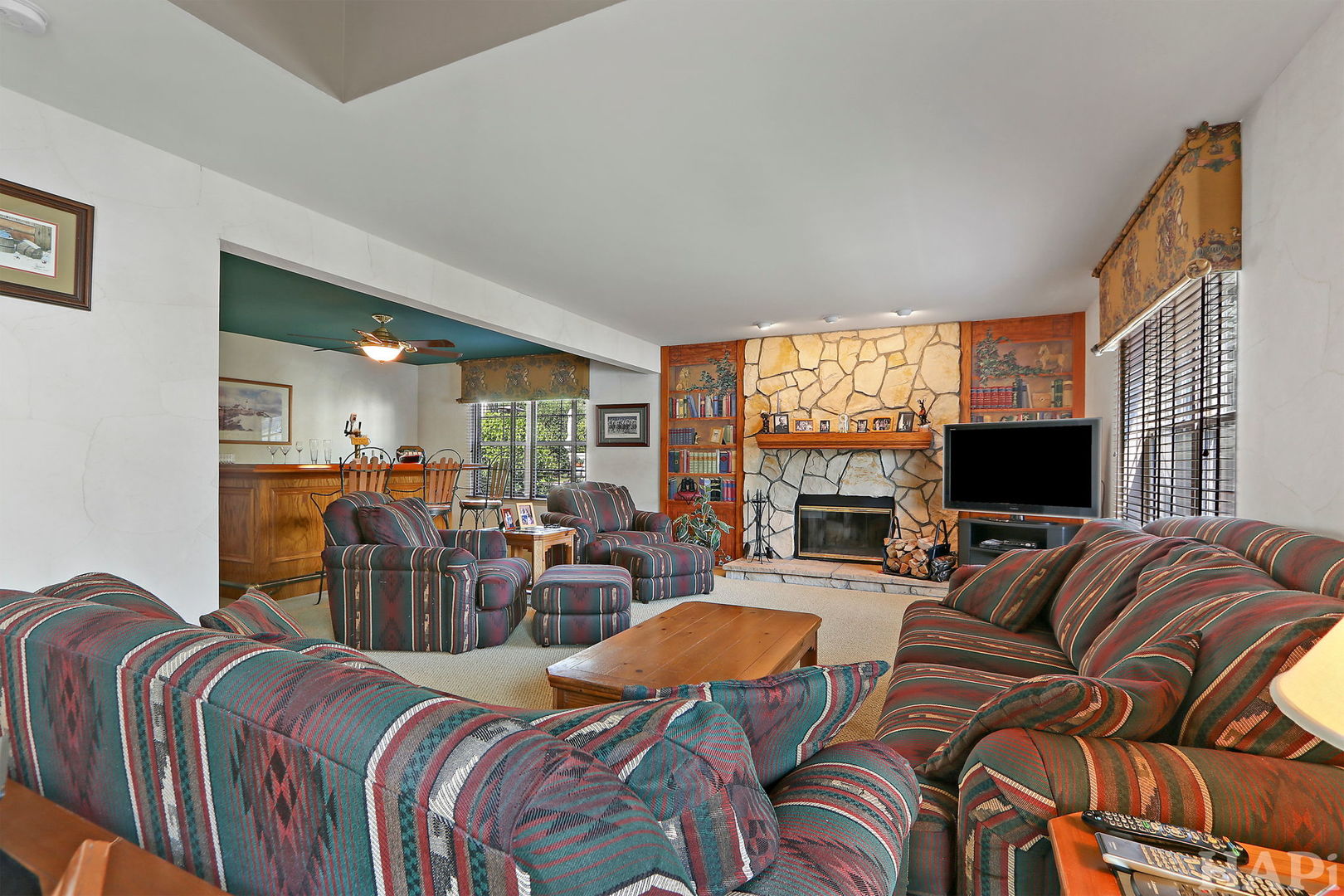 234 N Crooked Lake Lane, Lindenhurst, IL 60046