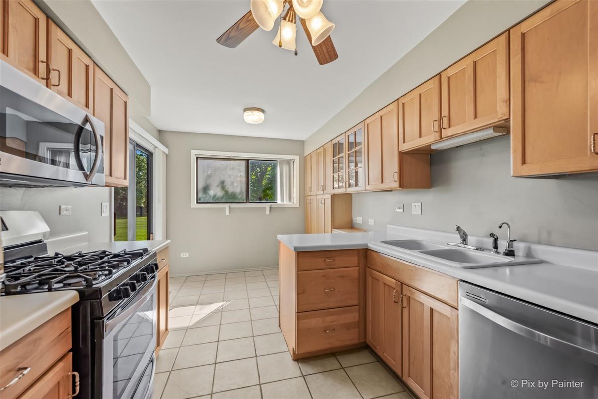 1407 Creekside Court #B, Elgin, IL 60123