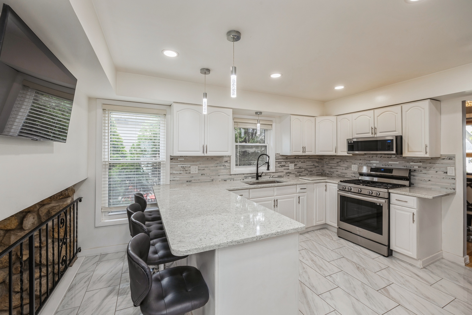 6614 Kane Avenue, Hodgkins, IL 60525