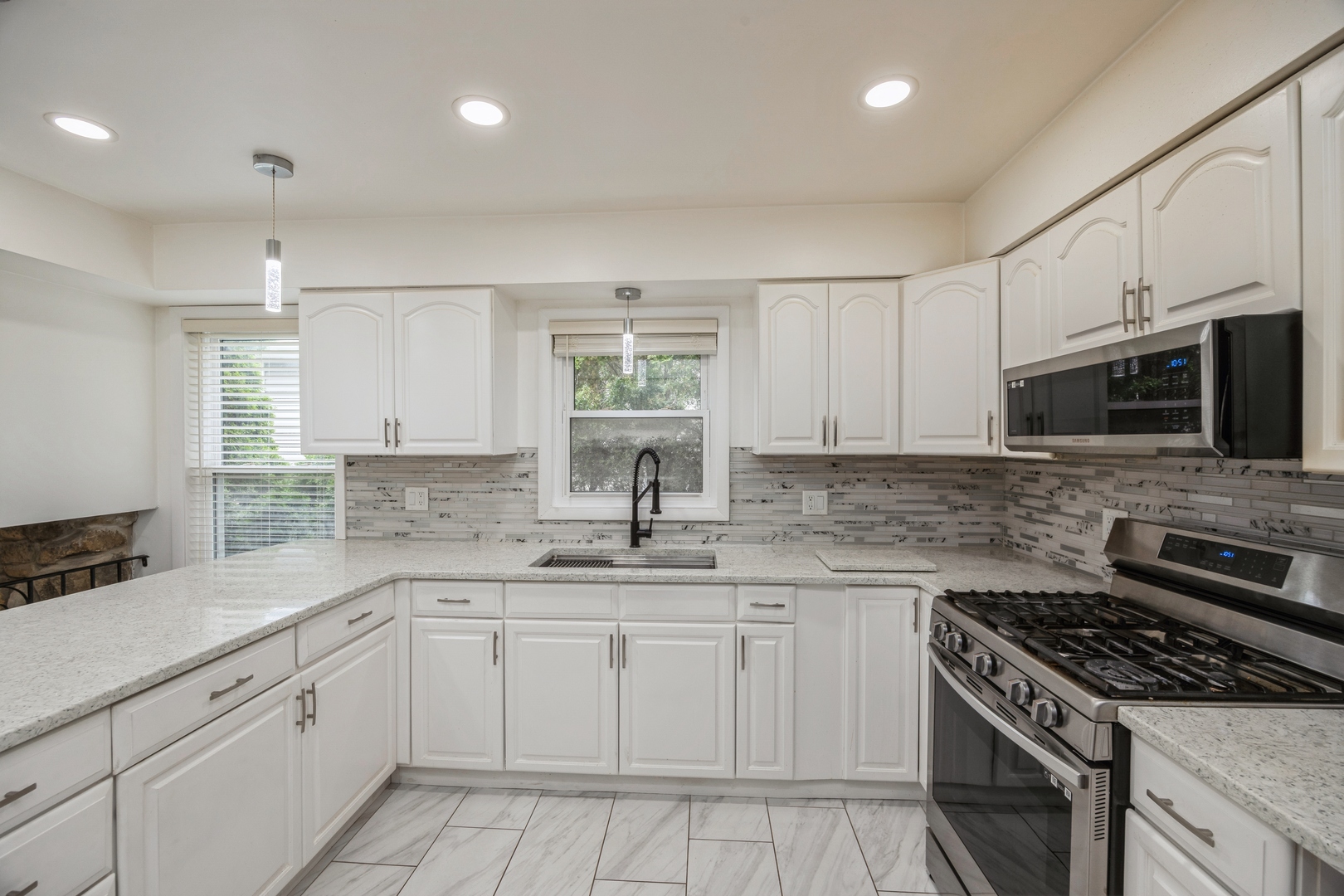 6614 Kane Avenue, Hodgkins, IL 60525