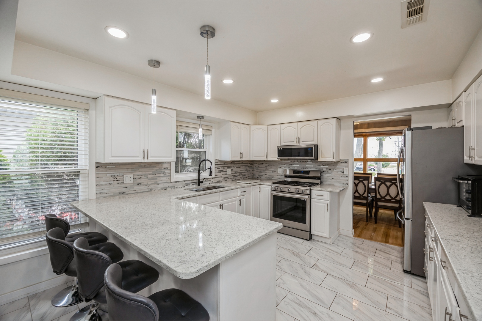 6614 Kane Avenue, Hodgkins, IL 60525