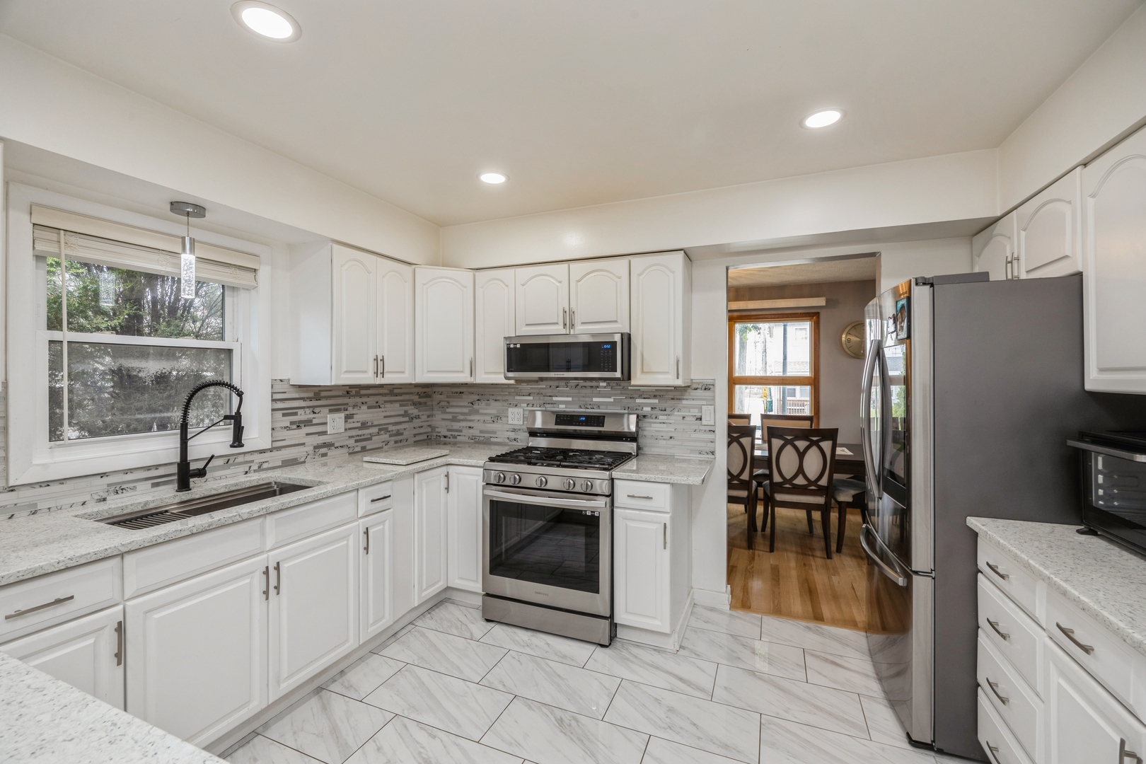 6614 Kane Avenue, Hodgkins, IL 60525