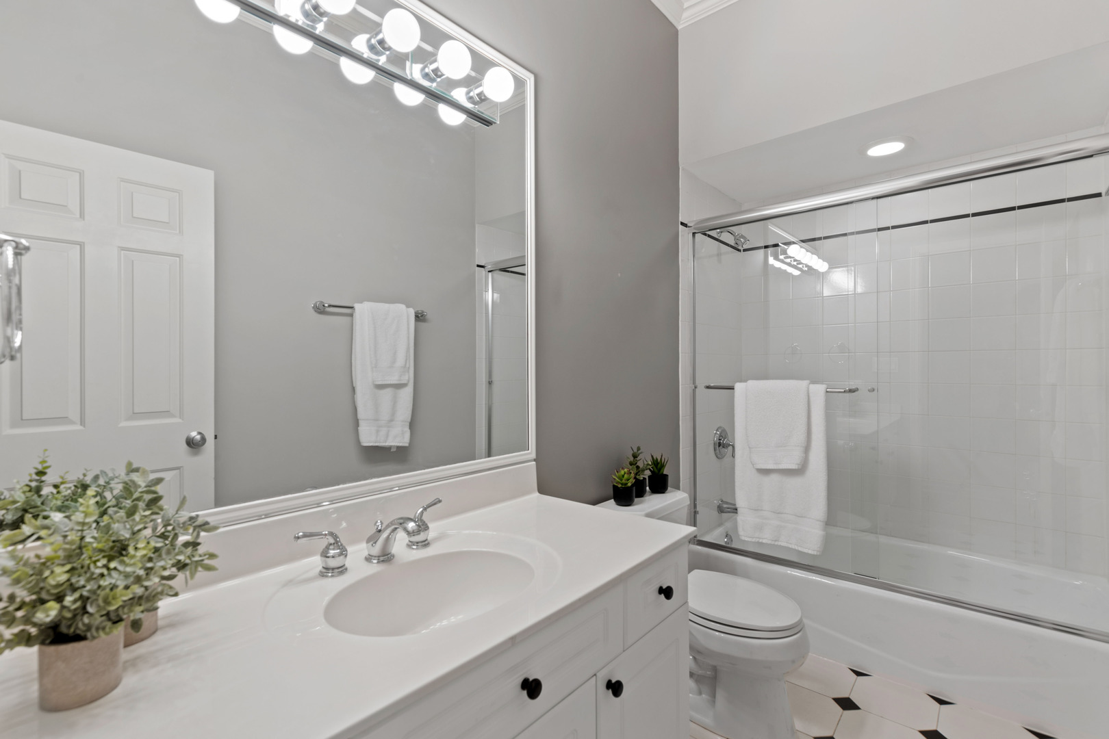 5817 N Paulina Street #2, Chicago, IL 60660