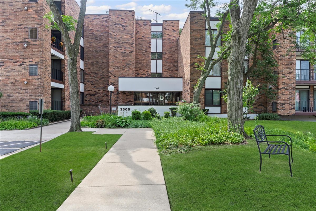 3505 Lakeview Drive #204, Hazel Crest, IL 60429