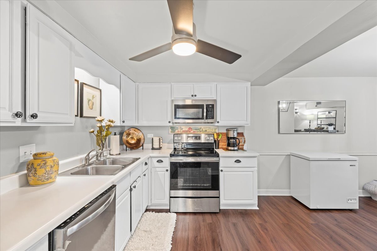 3505 Lakeview Drive #204, Hazel Crest, IL 60429