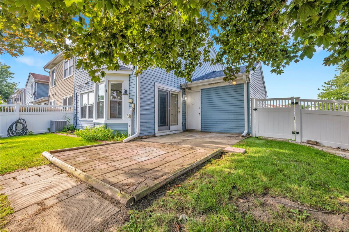 1426 Walnut Circle, Carol Stream, IL 60188
