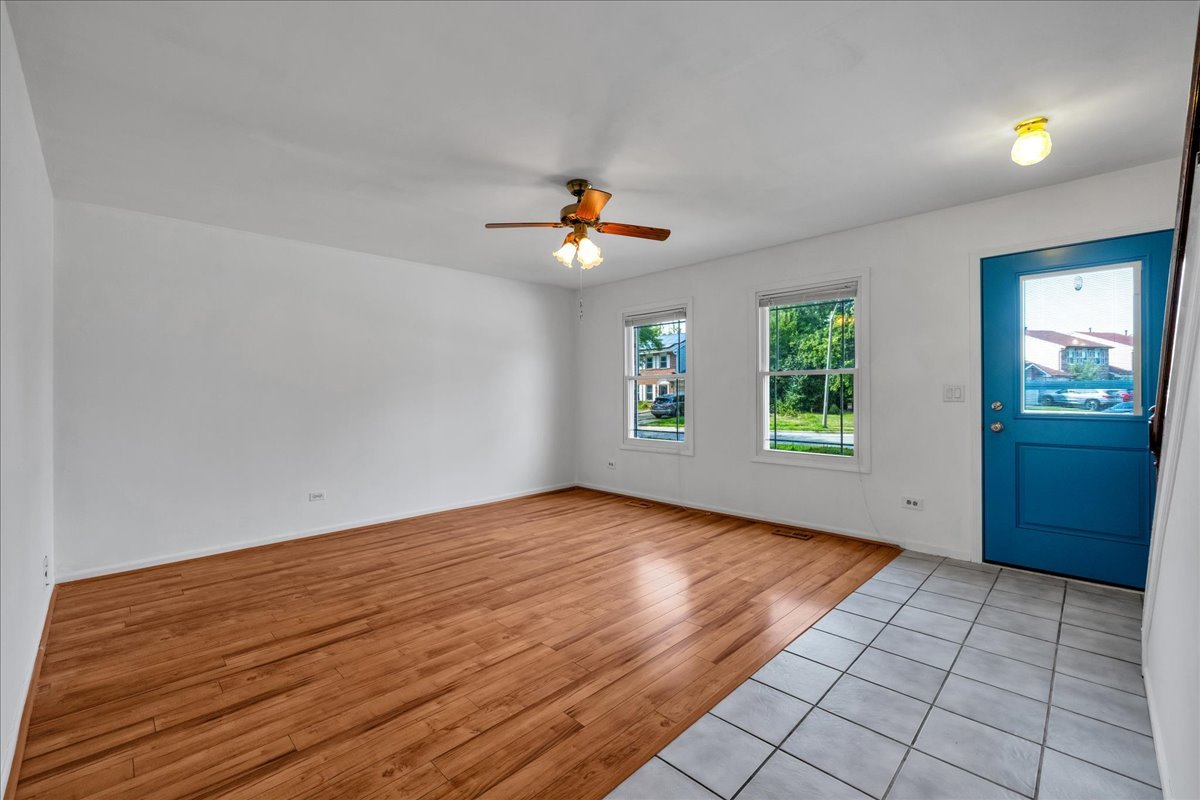 1426 Walnut Circle, Carol Stream, IL 60188