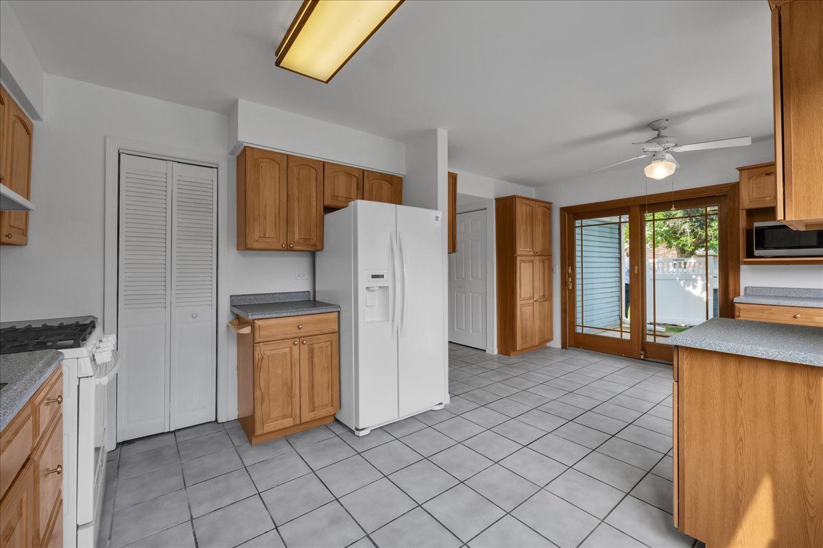 1426 Walnut Circle, Carol Stream, IL 60188