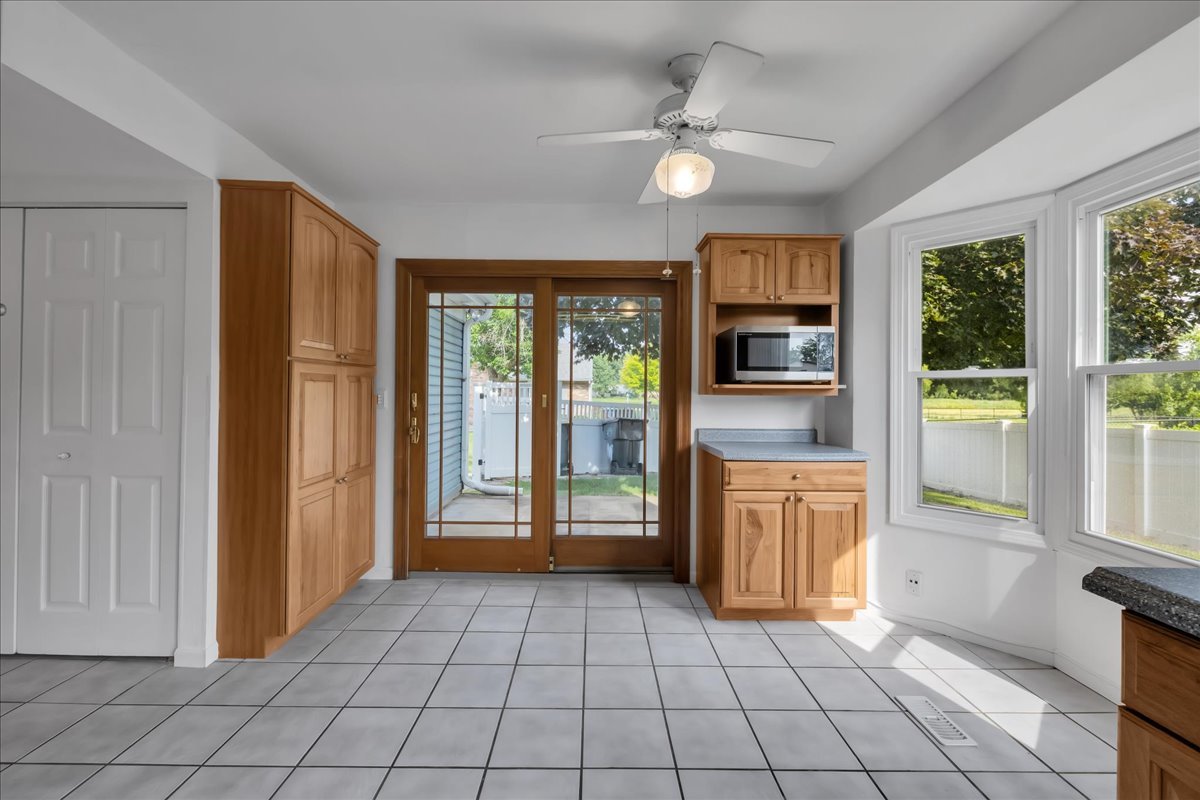 1426 Walnut Circle, Carol Stream, IL 60188