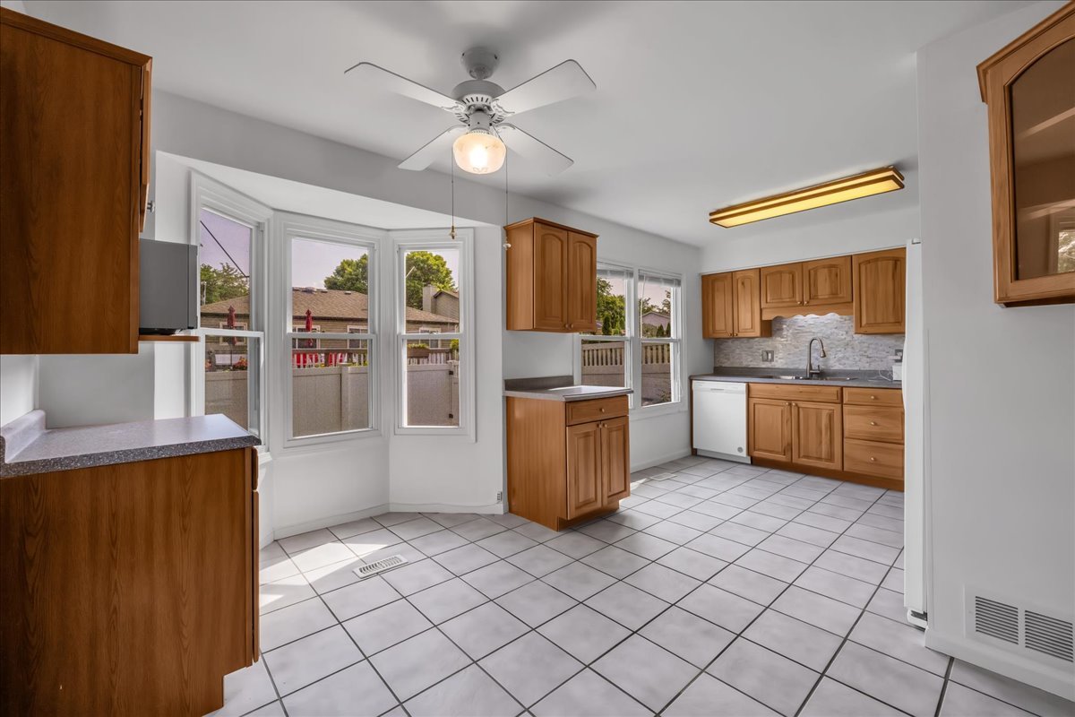 1426 Walnut Circle, Carol Stream, IL 60188