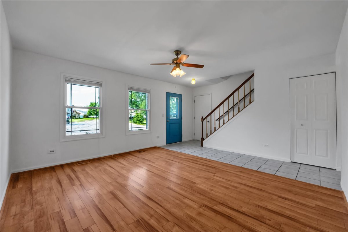 1426 Walnut Circle, Carol Stream, IL 60188